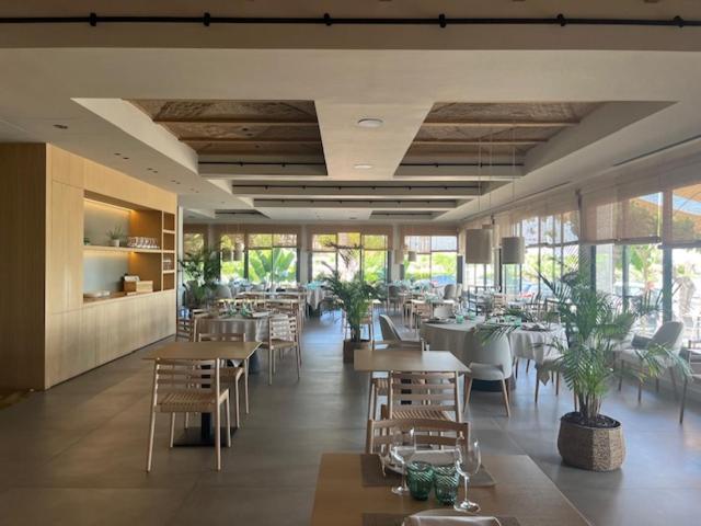 Hotel Restaurant Juanito Platja Сан-Карлос-де-ла-Рапіта Екстер'єр фото
