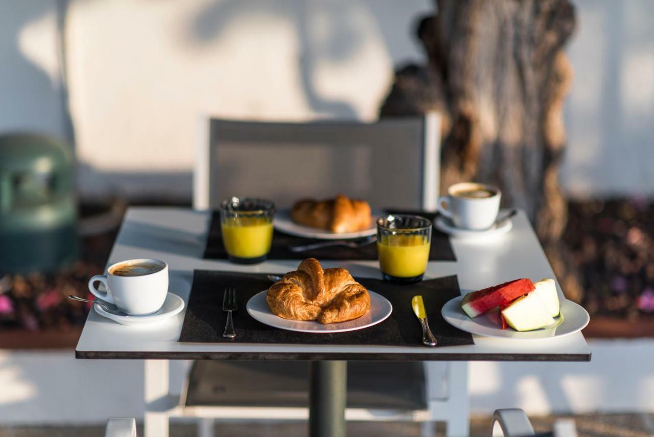 Hotel Restaurant Juanito Platja Сан-Карлос-де-ла-Рапіта Екстер'єр фото